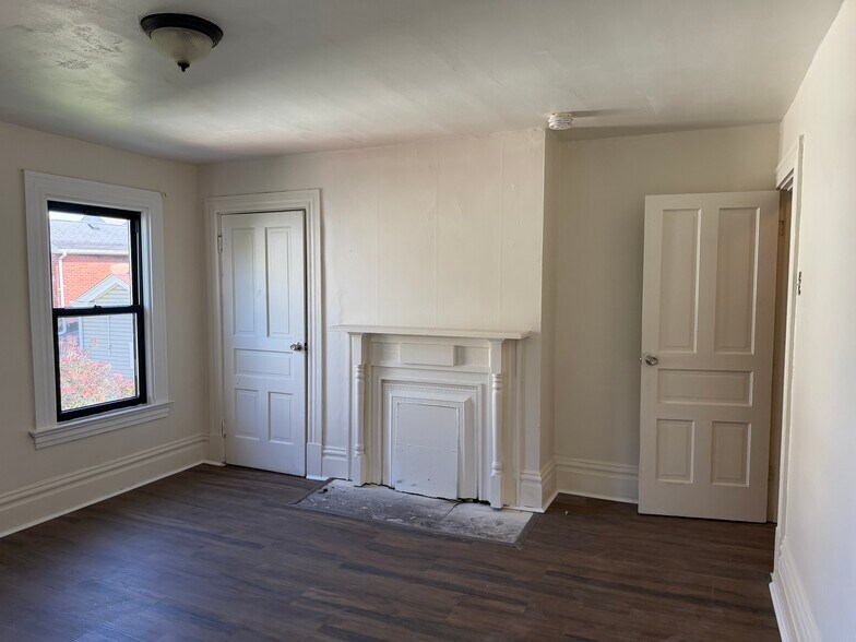Building Photo - 209 21st St
