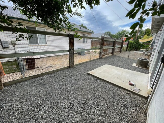 Building Photo - Townhome In A Great Location