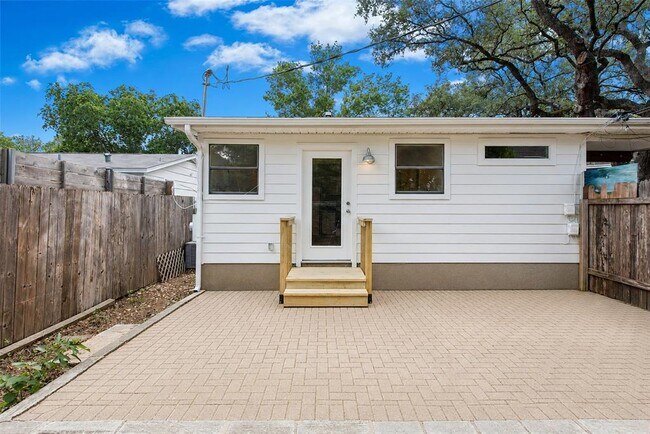 Building Photo - 904 Philco Dr