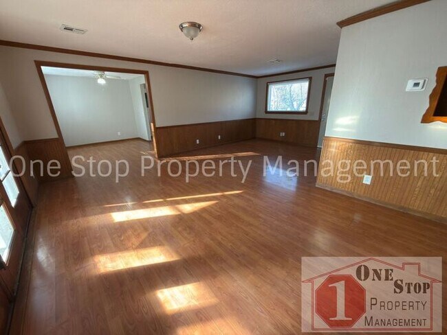 Building Photo - Amazing 3 Bedroom, 1.5 Bathroom in Raytown!