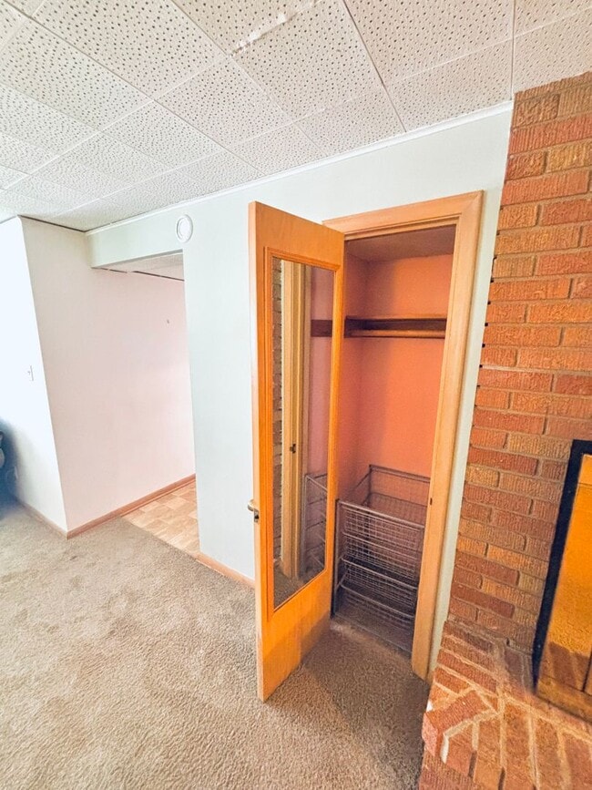 Building Photo - Quaint 1bed 1bath Lower Level Unit, With P...