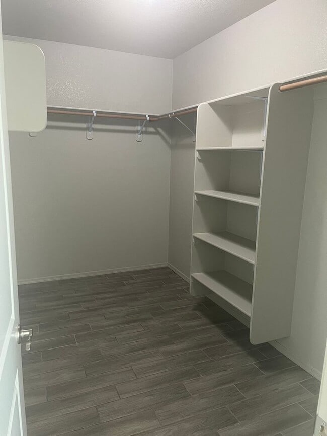Building Photo - Beautiful Like New 4 Bedroom 3 Bathroom ho...