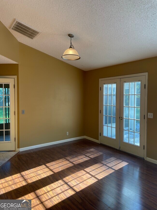 Building Photo - 108 Acorn Ct