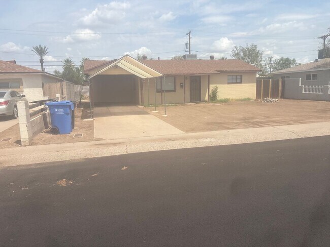 Building Photo - 2746 W Glenrosa Ave