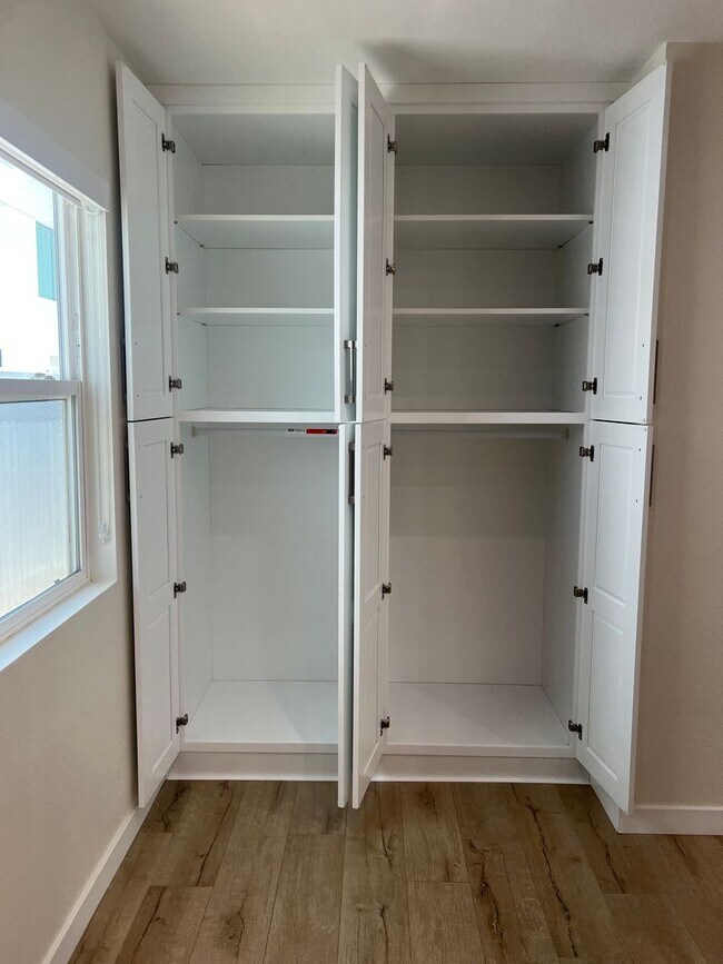 Building Photo - Cozy end unit, 1 bedroom