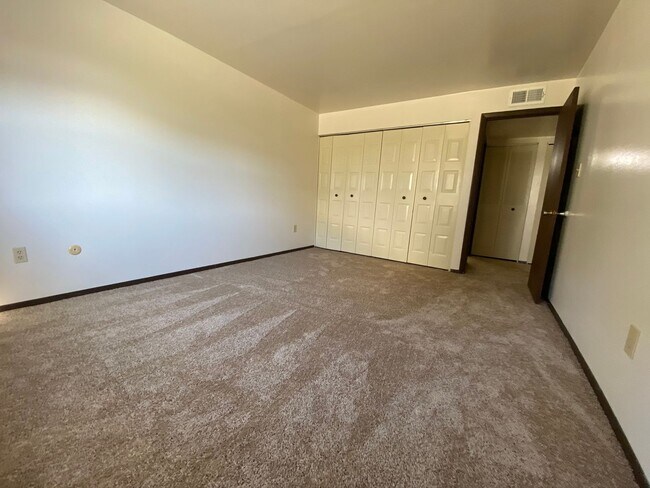 Building Photo - Spacious 1 BR Apartment in Lovely Location! Easy Access to Downtown & MORE! CALL TODAY!