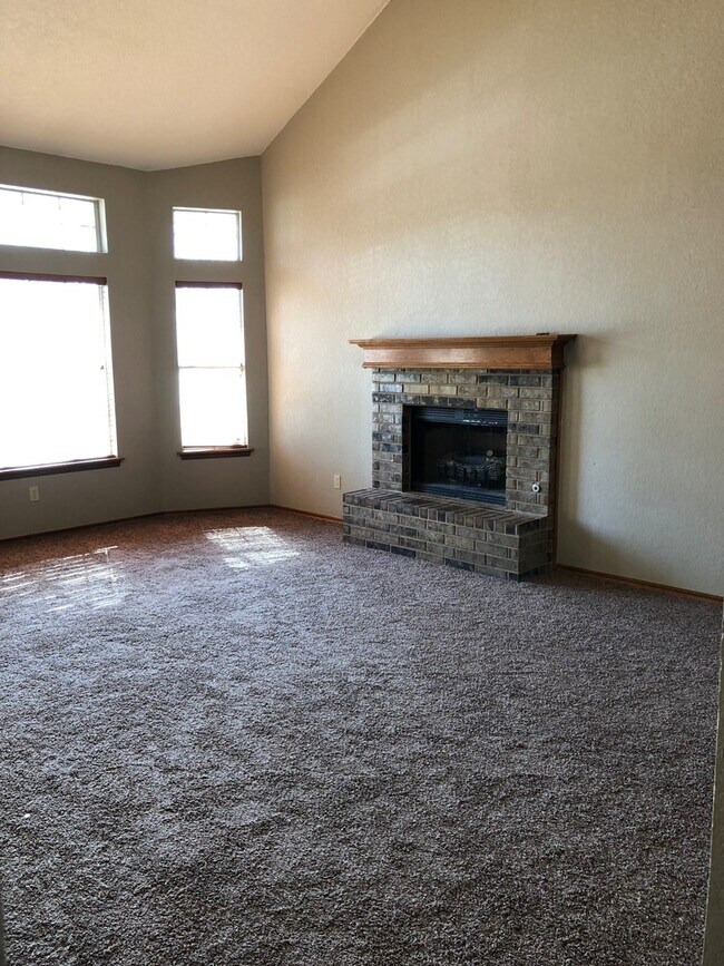 Building Photo - Charming 4 bedroom 2 1/2 bath home!