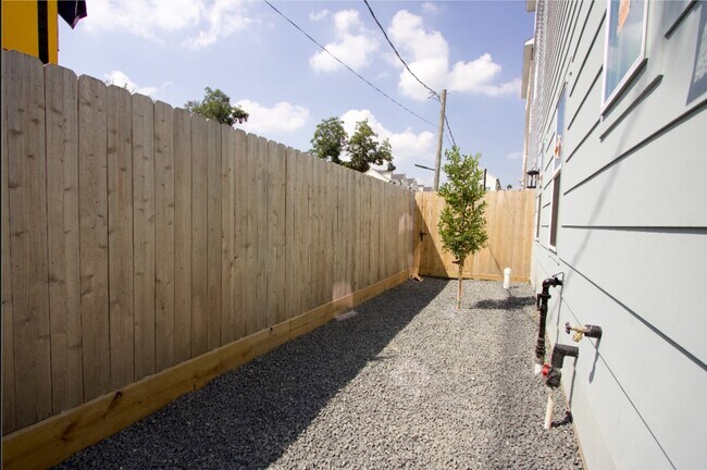 Building Photo - 2121 Hoskins Dr