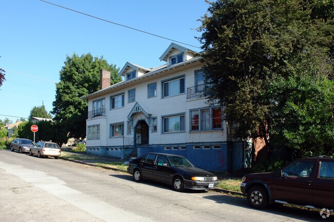 Building Photo - 2809 SE Washington St