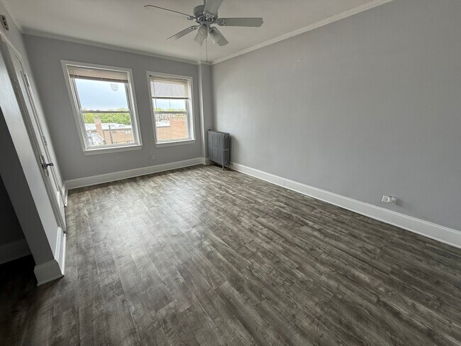 Building Photo - 6930 N Greenview Ave