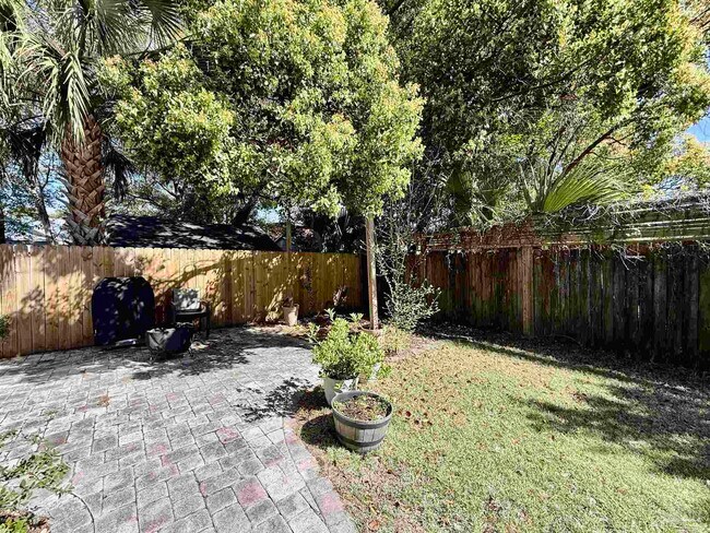 Building Photo - 1313 E Strong St