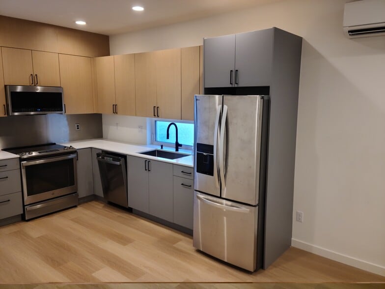 Upgraded Full Sized Fridge - 10346 Wallingford Ave N