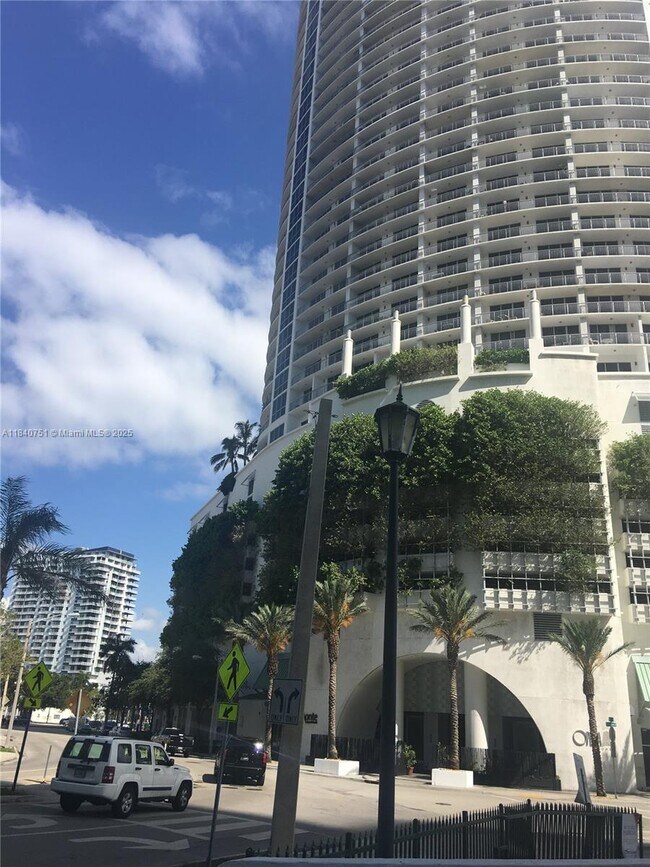 Building Photo - 1750 N Bayshore Dr