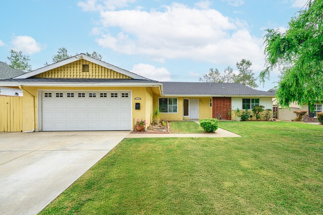 Primary Photo - Beautifully Renovated 3BR/2BA Single-Story...
