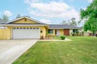 Building Photo - Beautifully Renovated 3BR/2BA Single-Story...