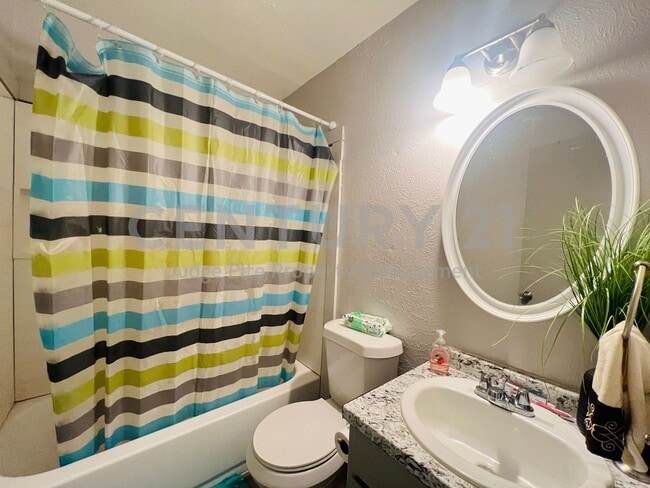 Building Photo - Spacious 2/1.5 Apartment in Denton Ready for Immediate Occupancy!