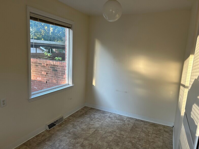 Breakfast area & window - 1420 W Ash St