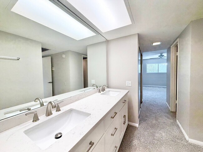 Building Photo - AVAILABLE NOW!! 3 Bedroom 2 Bathroom Condo in Palm Springs! MOVE IN SPECIAL! 50% OFF ONE MONTHS RENT