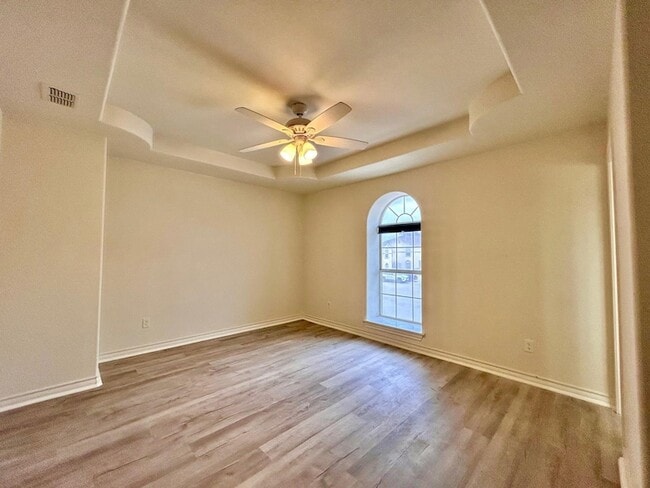 Building Photo - 1000 Ranchway Dr
