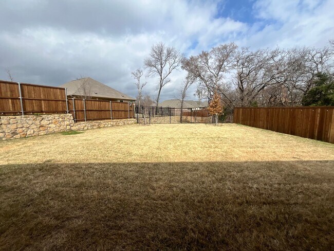 Building Photo - Beautiful Newer 3-2-2 with WOW Yard! May 2026 Move-in!