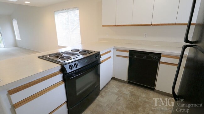 Building Photo - Roomy One Level 2 Bdrm Duplex w/ Open Floo...