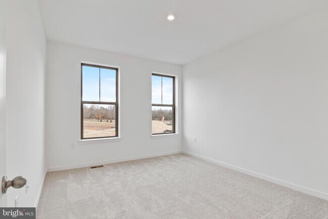 Building Photo - This stunning luxury 2-story condo has 3 beds & 2.5 baths with over 1500 sq ft of living space.