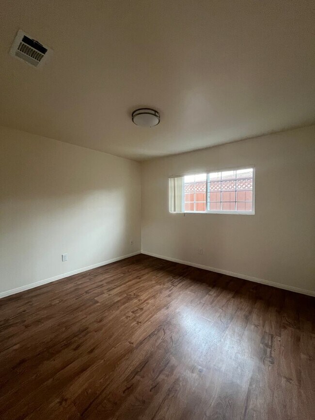 Building Photo - 524-526 Delaware Street