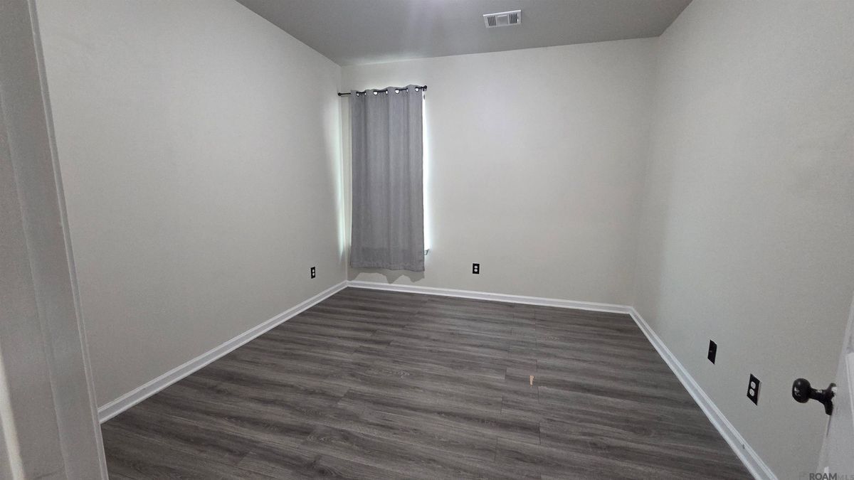 Building Photo - 583 Fall River Dr