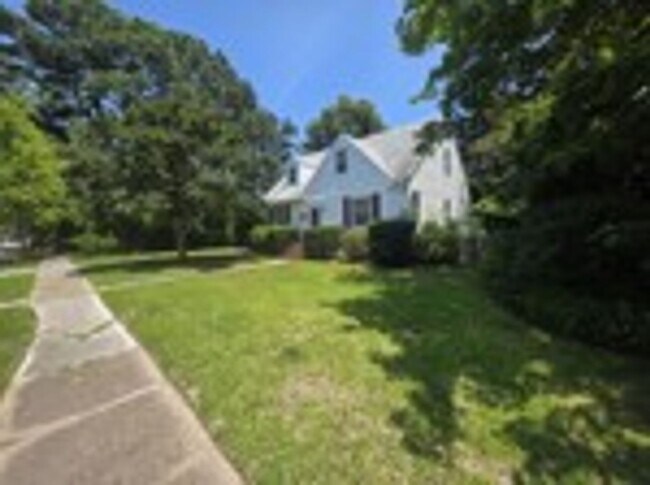 Building Photo - Larchmont