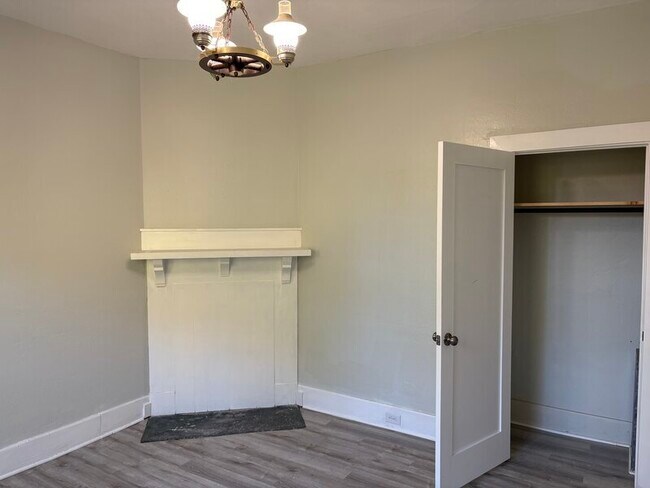 Building Photo - 225 Poplar St