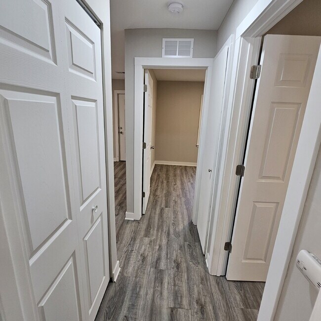 Building Photo - 2 bed, 1 bath renovated ranch. Kitchen has new cabinets, granite counters. All appliances, remode...