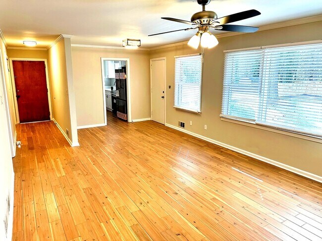 Building Photo - 2257 Collins Dr