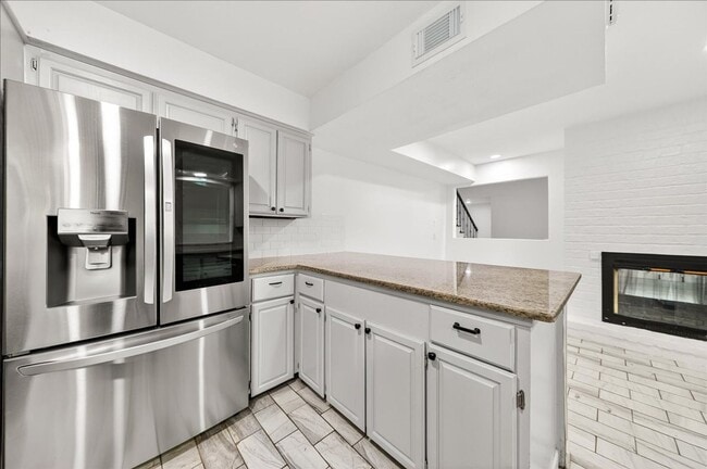 Building Photo - 5025 Romford Dr