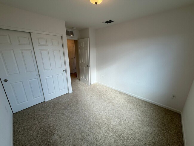 Building Photo - Low Maintenance 3 Bedroom Home in South Reno!