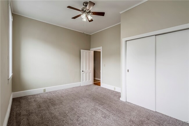 Building Photo - 25 College St