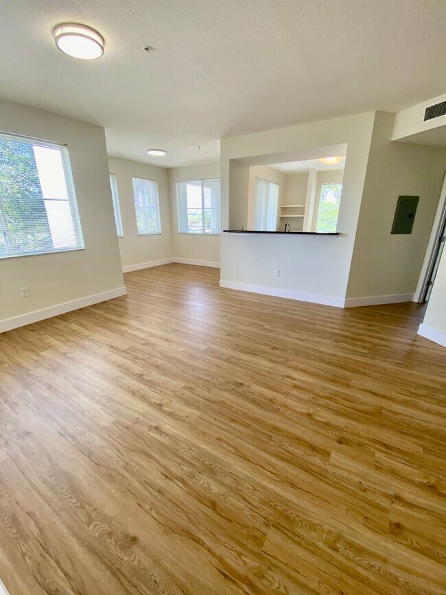 Building Photo - Greenhills-11032