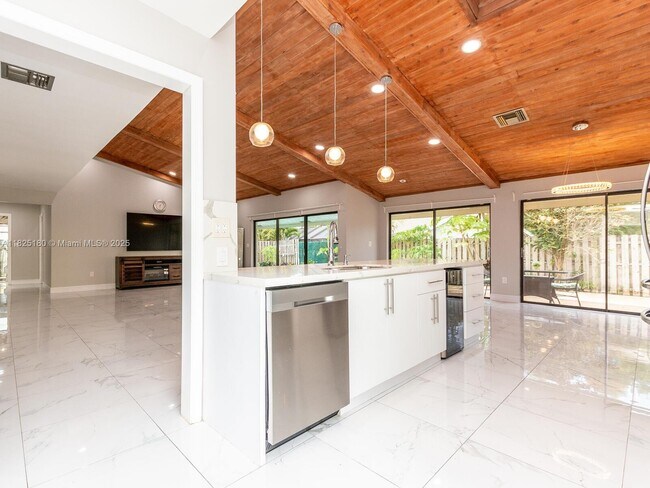 Building Photo - 741 E Plantation Cir