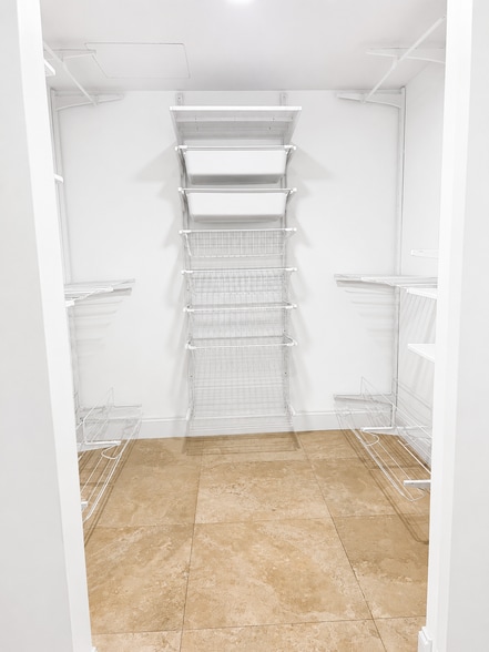 Walking closet - 1800 N Bayshore Dr
