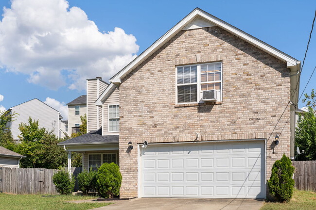 Building Photo - 2 Bed 2 Bath Garage Apartment in La Vergne