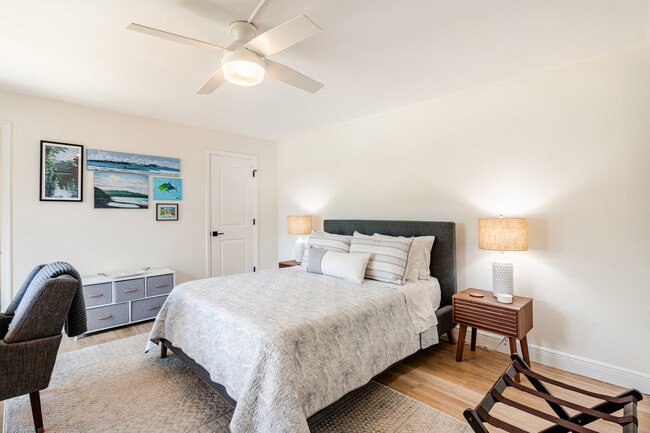 Building Photo - 825 Center St