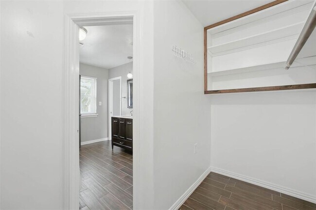 Building Photo - 1302 Dominion Dr
