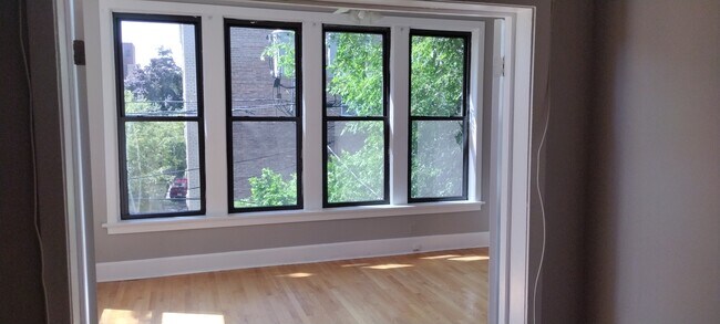 Building Photo - 531 W Briar Plz