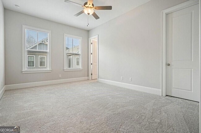 Building Photo - 123 Village Green Ave