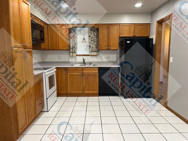 Building Photo - Charming 3 Bedroom