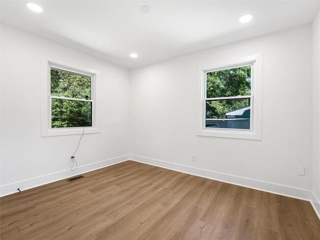 Building Photo - 454 Oak Dr SE