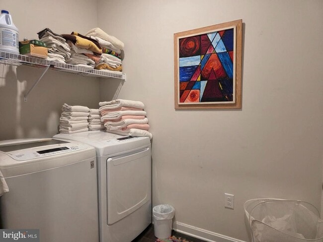 Building Photo - 268 Coral Ct