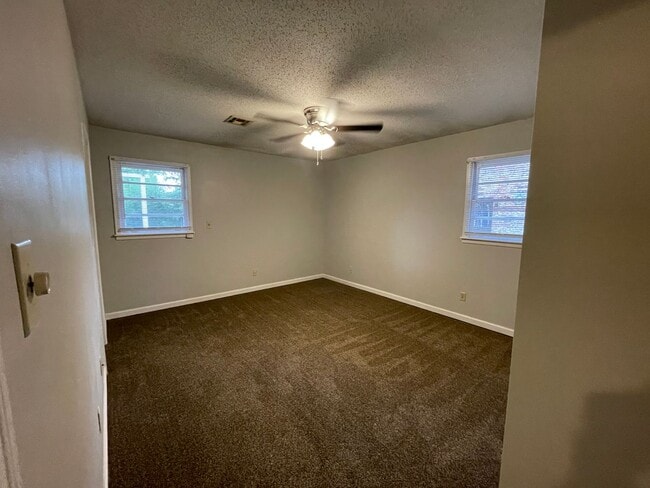 Building Photo - Great Refreshed Home