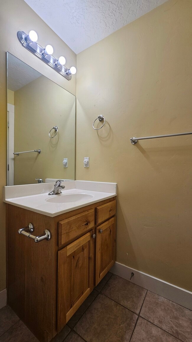 Building Photo - 2718 N Elm Dr