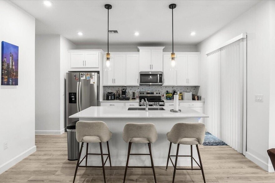Building Photo - 14042 SW Thorens Dr