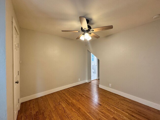 Building Photo - 715 18th St